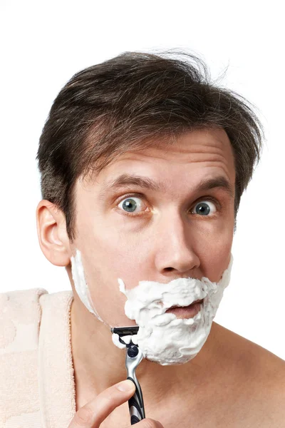 Man shaving with razor — Stock Photo, Image