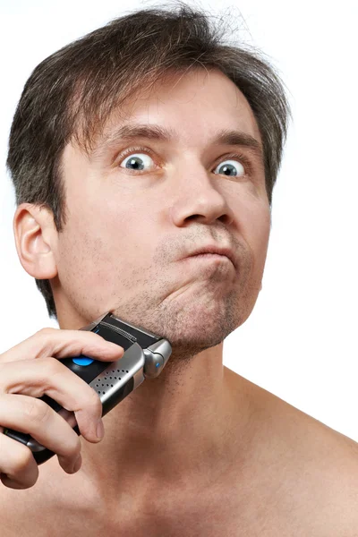 Άνθρωπος πρόσωπο ξύρισμα με ηλεκτρική ξυριστική μηχανή — Φωτογραφία Αρχείου
