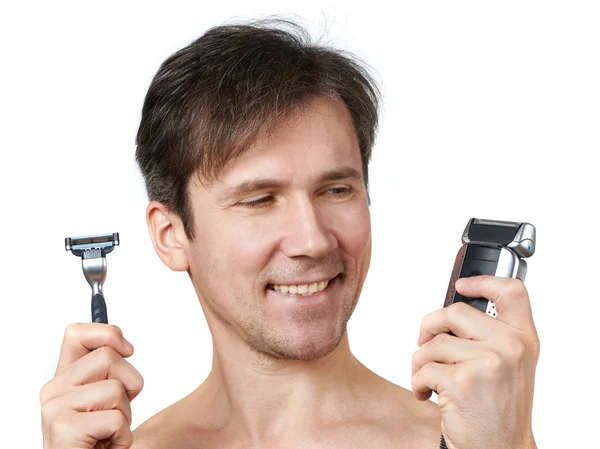 Człowiek wybiera maszynki do golenia — Zdjęcie stockowe