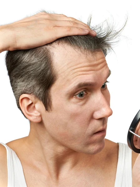 Homem com espelho a olhar para o cabelo — Fotografia de Stock