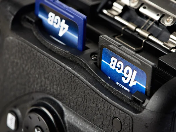 Dois SD flash card na câmera — Fotografia de Stock