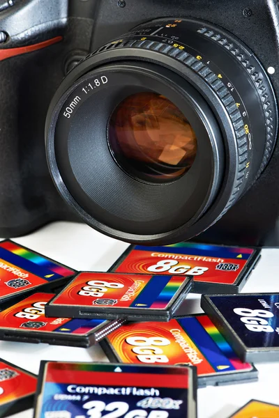CF minneskort flash och Dslr-kamera — Stockfoto