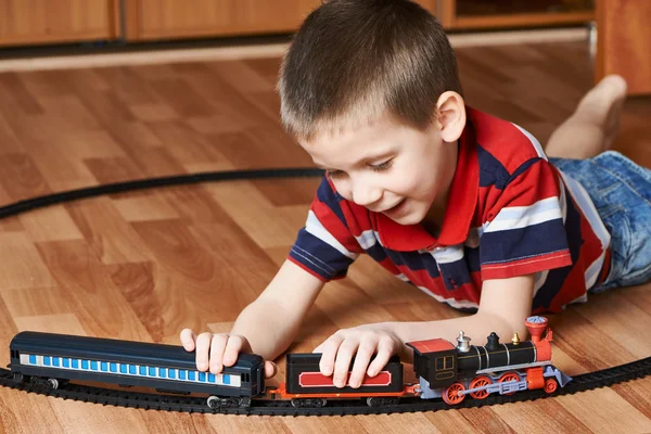 Menino feliz brincando com a ferrovia — Fotografia de Stock