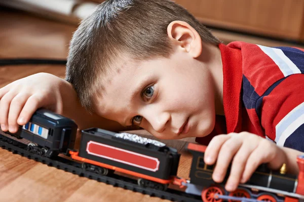 Niño jugando con el ferrocarril — Foto de Stock