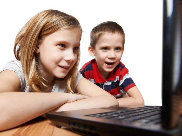 Дети смотрят на ноутбук — стоковое фото