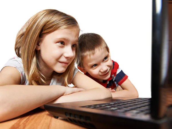 Děti chtějí laptop — Stock fotografie
