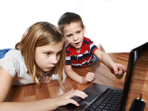 Children looking to laptop — Stock Photo, Image