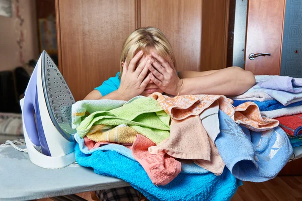 Mujer cansada en tabla de planchar — Foto de Stock