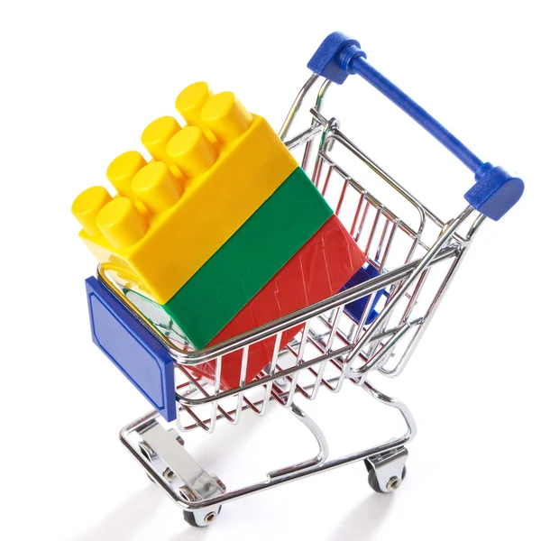 Nákupní vozík s hračky barevné plastové bloky — Stock fotografie