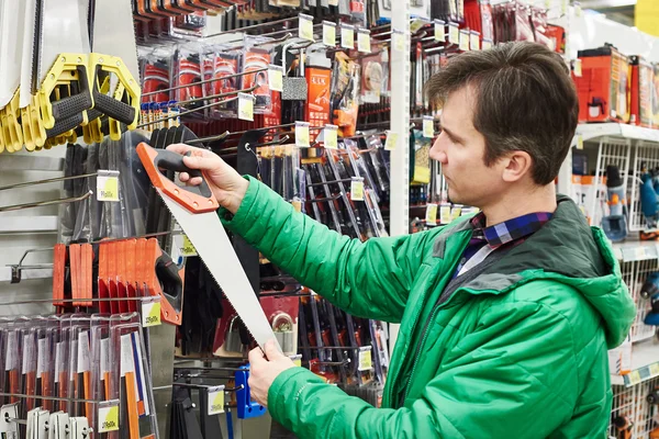 Людина купує ножівку в магазині — стокове фото
