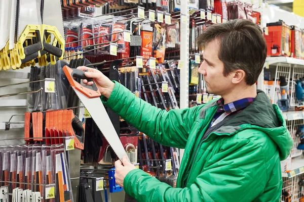 Man kopen handzaag in winkel — Stockfoto