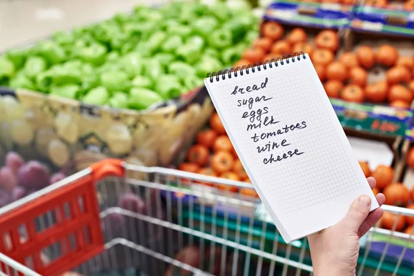 Lista di spesa in mani di donna in supermercato — Foto Stock