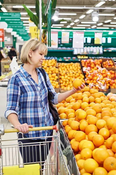 Women with cart shopping orange fruit Royalty Free Stock Photos