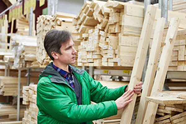 Homme achetant du bois dans un magasin de bricolage — Photo