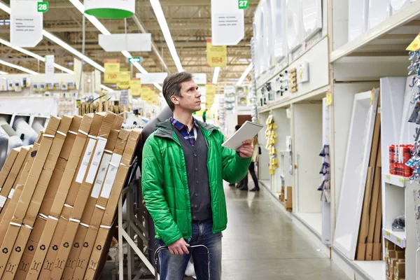 Homme faisant du shopping pour l'équipement de salle de bains dans le magasin — Photo