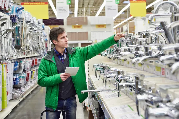 Man shopping for bathroom equipment in shop — Stock Photo, Image