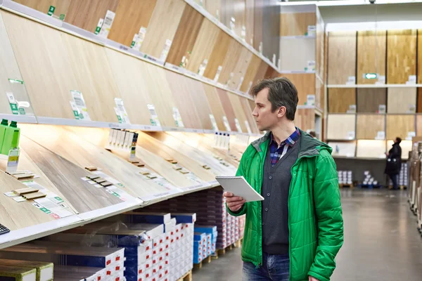 Homme shopping stratifié dans la boutique de bricolage — Photo