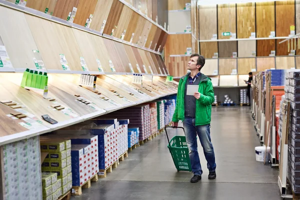 Man shopping laminate in DIY shop — Stock Photo, Image