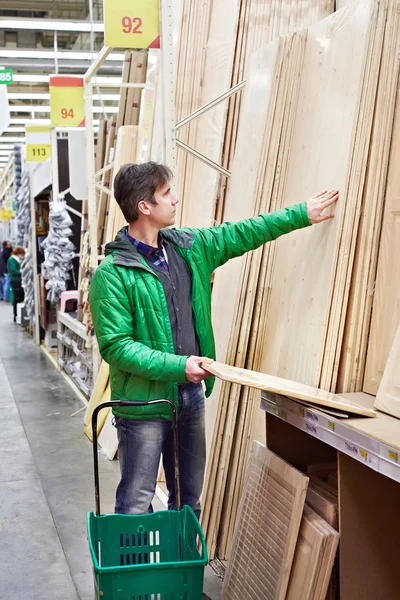 Man winkelen hout in Diy winkel — Stockfoto