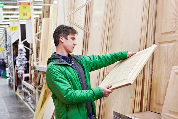 Homme achetant des panneaux en bois dans la boutique de bricolage — Photo