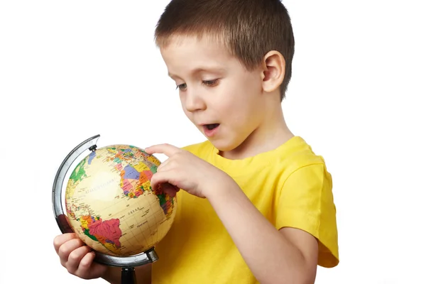 Liten pojke med globe — Stockfoto