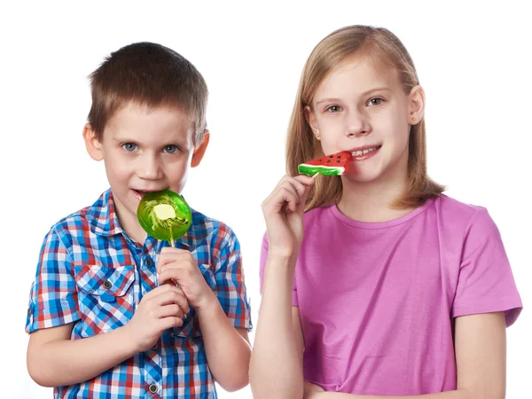 Mädchen und Junge essen einen Lutscher — Stockfoto