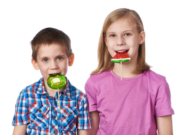 Mädchen und Junge essen einen Lutscher — Stockfoto