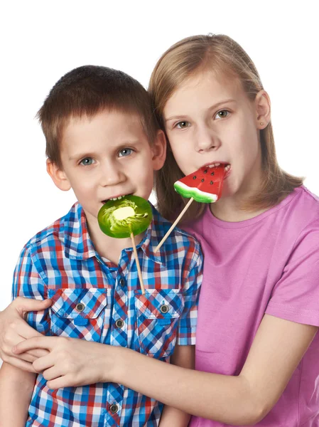 Mädchen und Junge essen einen Lutscher — Stockfoto