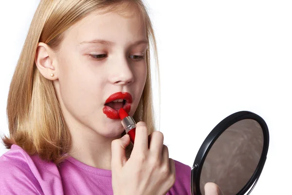 Chica pinta sus labios con lápiz labial rojo — Foto de Stock
