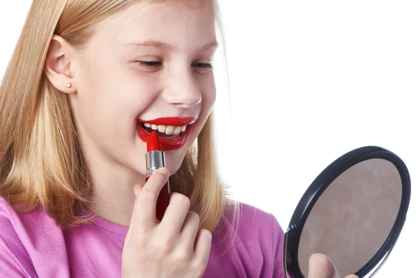 Dziewczyna maluje usta czerwoną szminką — Zdjęcie stockowe