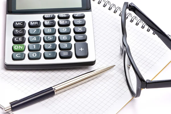 Kalkulačka, pero a brýle, samostatný — Stock fotografie