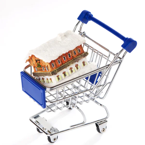 Shopping vagn med huset isoleras — Stockfoto