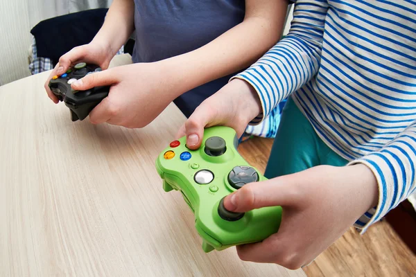 Niños jugando en la consola de juegos —  Fotos de Stock