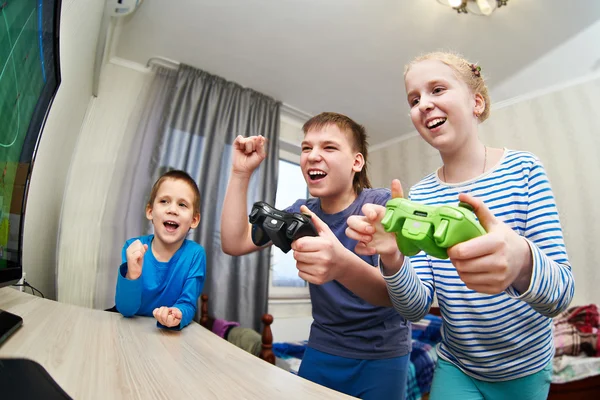 Enfants jouant sur la console de jeux — Photo
