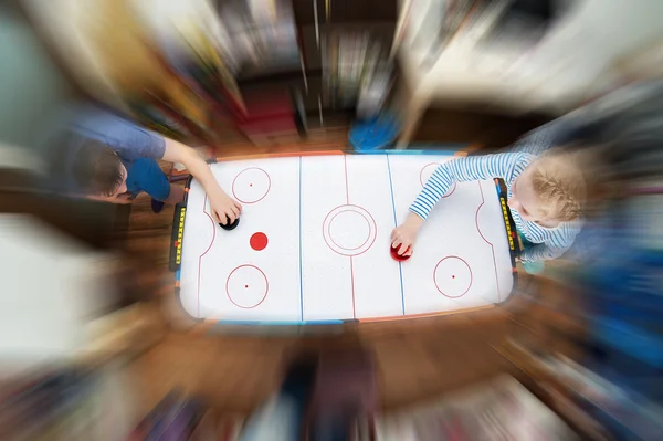 Kinder spielen auf Airhockey — Stockfoto