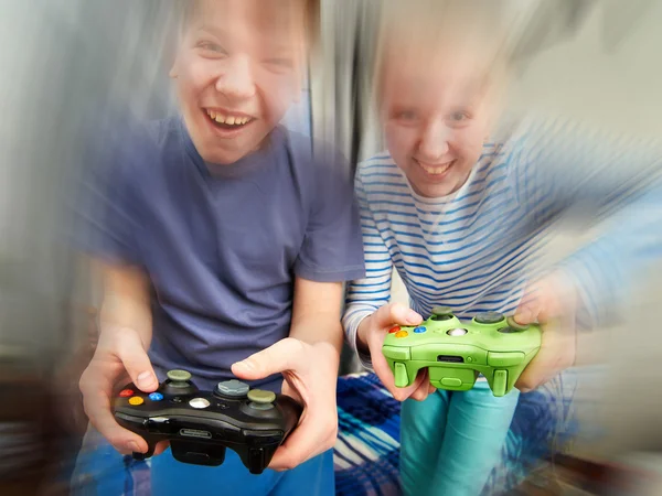 Enfants jouant sur la console de jeux — Photo