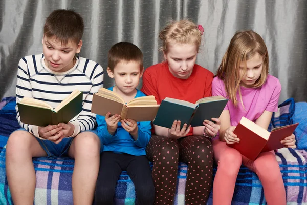 Niños leyendo libros en casa — Foto de Stock