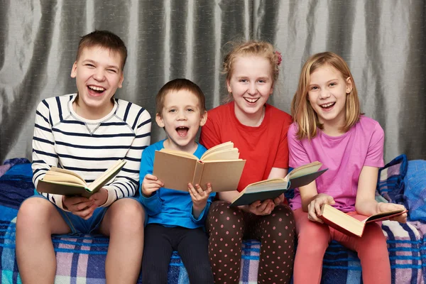 De gelukkige kinderen met boeken thuis — Stockfoto