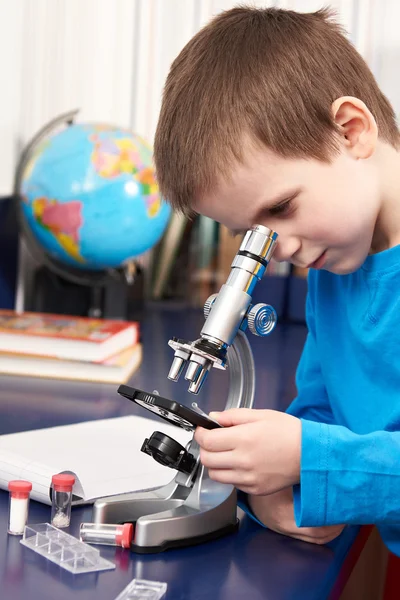 Ragazzo che guarda al microscopio — Foto Stock