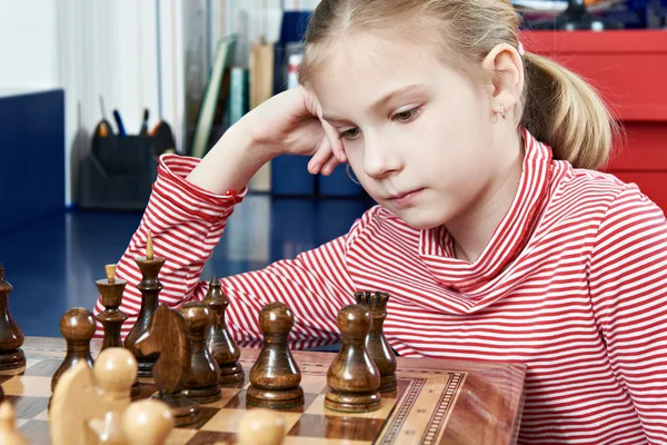 Ragazza che pensa nel gioco degli scacchi — Foto Stock