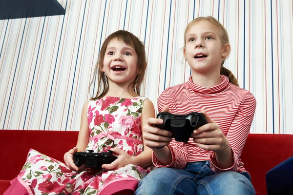 Enfants jouant sur la console de jeux — Photo