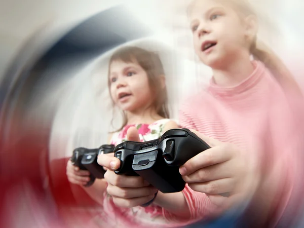 ゲーム本体で遊んでいる子供たち — ストック写真