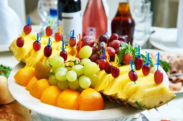 Frukt på bordet på restaurangen — Stockfoto