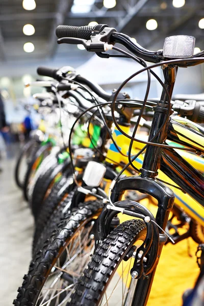 Спортивные велосипеды на парковке велосипедов — стоковое фото