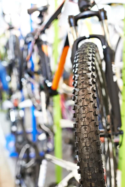 Pisada de neumáticos de bicicleta de montaña deportiva de rueda delantera — Foto de Stock
