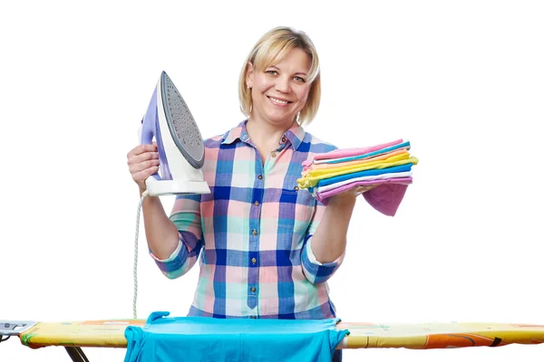 Mooie vrouw huisvrouw gestreken kleding — Stockfoto