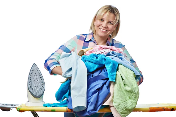 Hermosa mujer feliz ama de casa sosteniendo pila de ropa para planchar — Foto de Stock