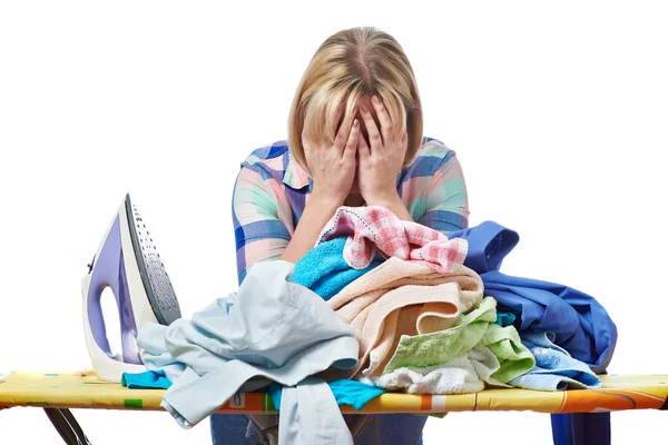 Cansado mulher dona de casa roupas de engomar isolado — Fotografia de Stock