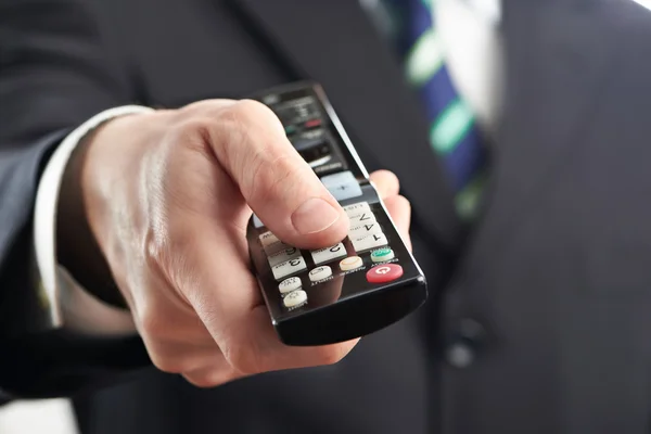 Fernbedienung in der Hand des Geschäftsmannes — Stockfoto