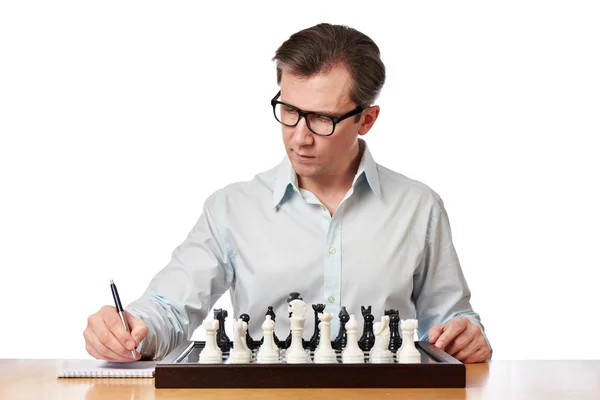 Homem de óculos jogando xadrez — Fotografia de Stock